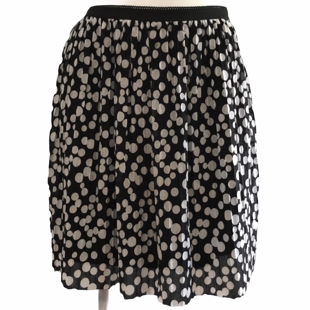 Polka dot pleated elastic waist skirt in black & white